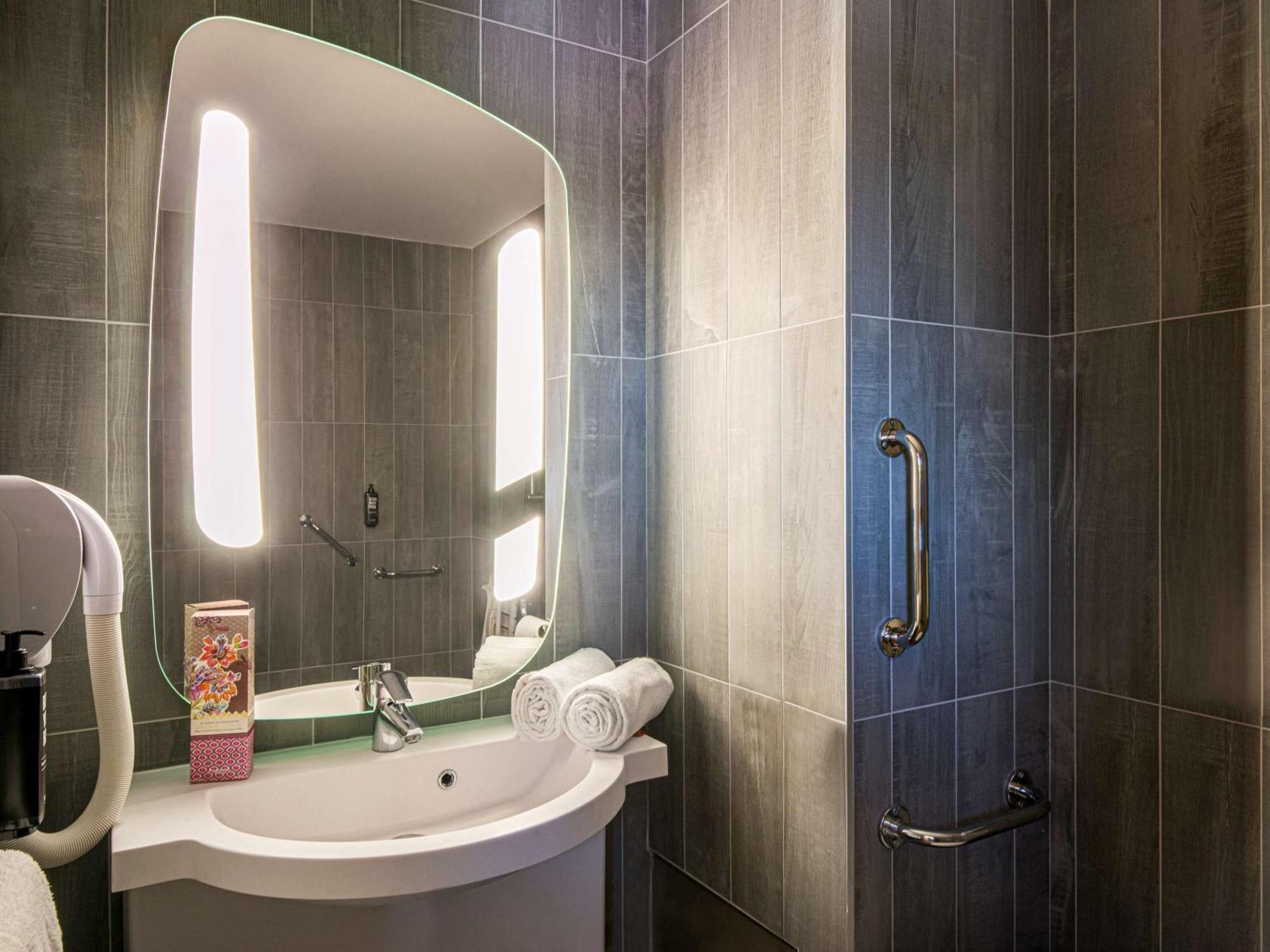 Ibis Manosque Cadarache Hotel ภายนอก รูปภาพ